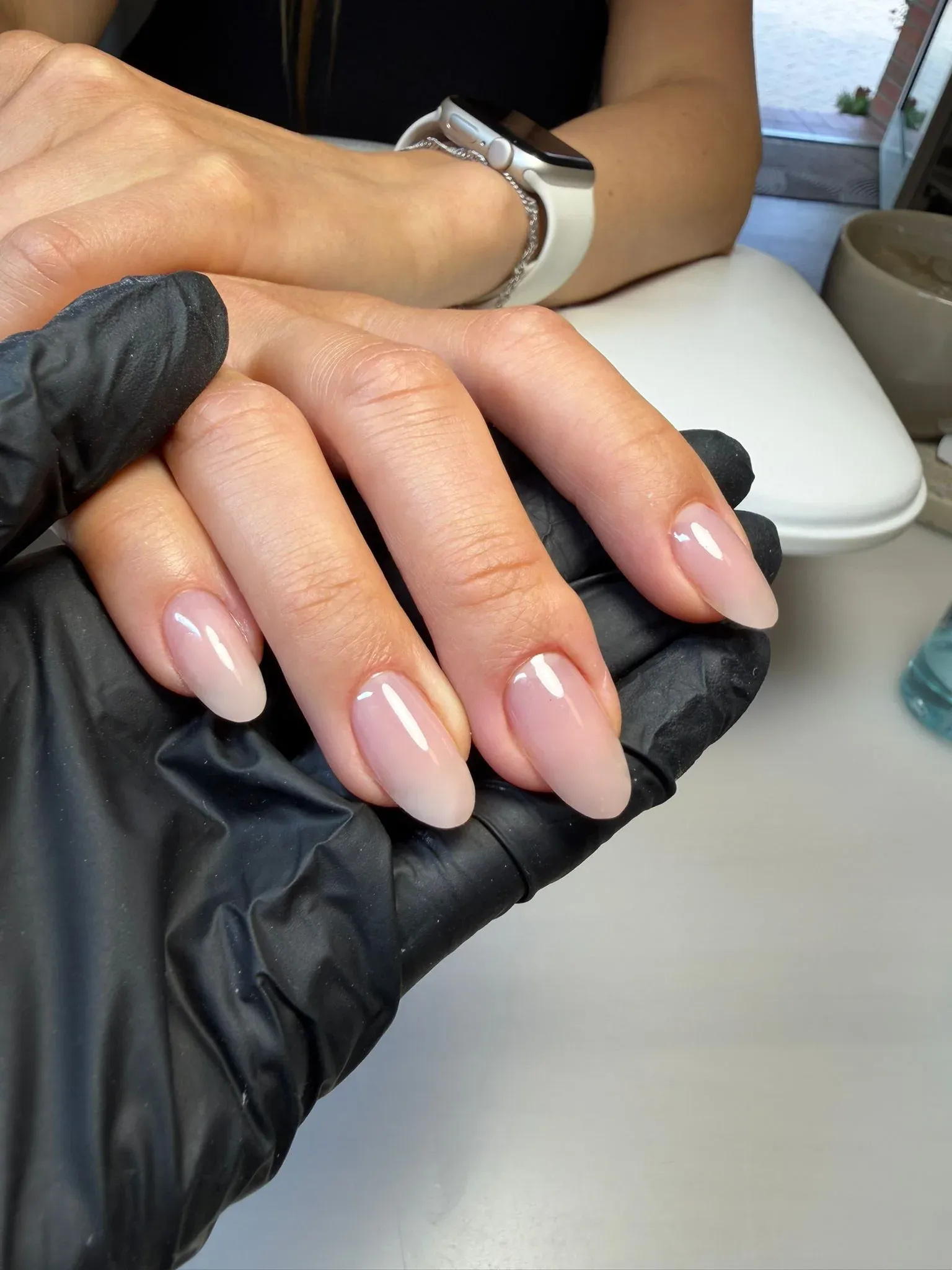 Sauberes Nageldesign mit klarer Architektur